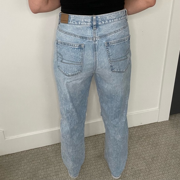 Distressed High Rise 90s Mom Jean Abercrombie & Fitch - Picture 4 of 6